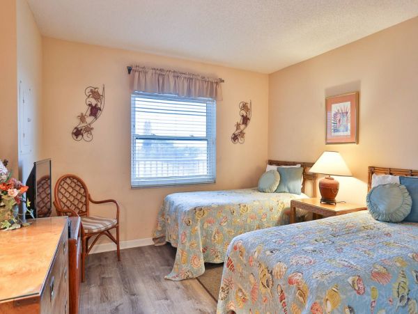 Wraparound corner Balcony with outstanding view in Madeira Beach