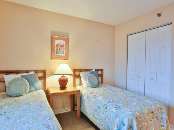 Wraparound corner Balcony with outstanding view in Madeira Beach