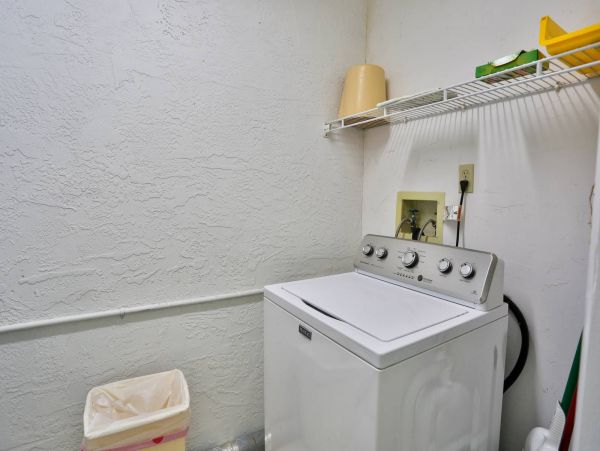 Wraparound corner Balcony with outstanding view in Madeira Beach