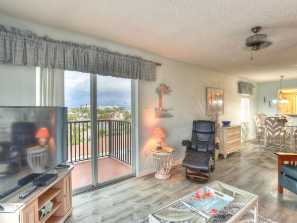 Wraparound corner Balcony with outstanding view in Madeira Beach