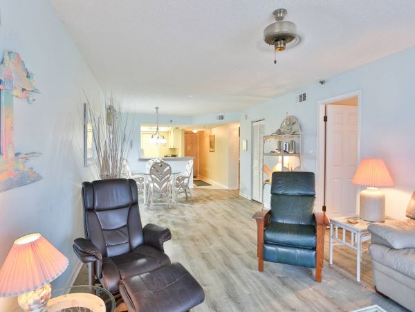 Wraparound corner Balcony with outstanding view in Madeira Beach