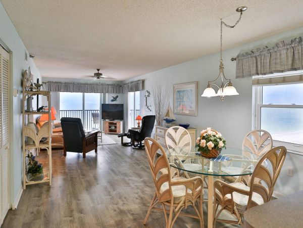 Wraparound corner Balcony with outstanding view in Madeira Beach