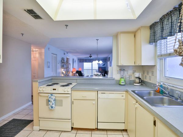 Wraparound corner Balcony with outstanding view in Madeira Beach
