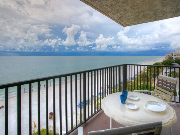 Wraparound corner Balcony with outstanding view in Madeira Beach