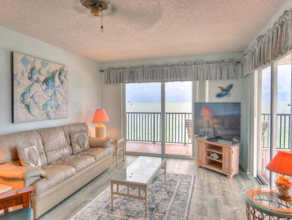 Wraparound corner Balcony with outstanding view in Madeira Beach