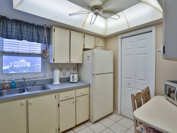 Wraparound corner Balcony with outstanding view in Madeira Beach