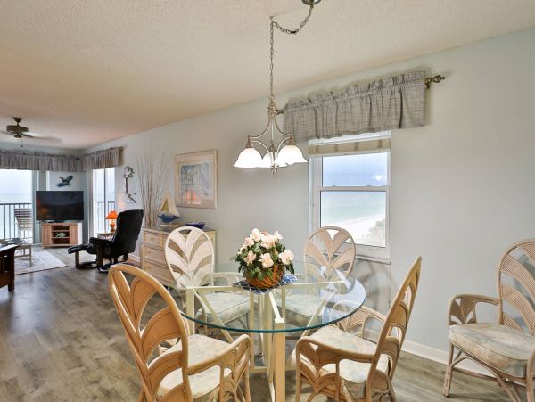 Wraparound corner Balcony with outstanding view in Madeira Beach