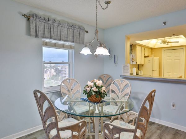 Wraparound corner Balcony with outstanding view in Madeira Beach