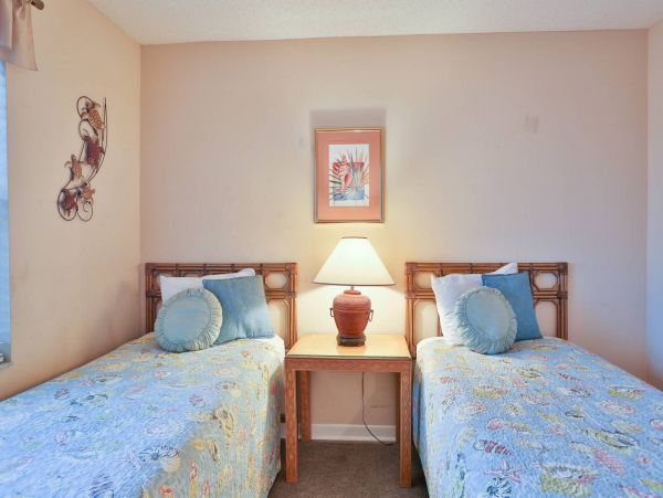 Wraparound corner Balcony with outstanding view in Madeira Beach