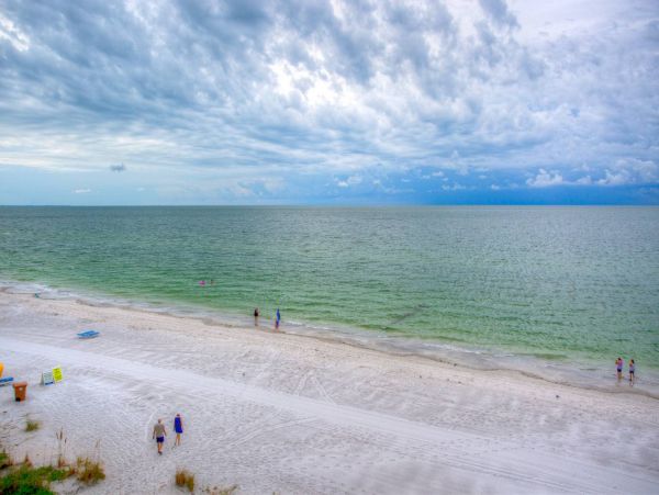 Wraparound corner Balcony with outstanding view in Madeira Beach