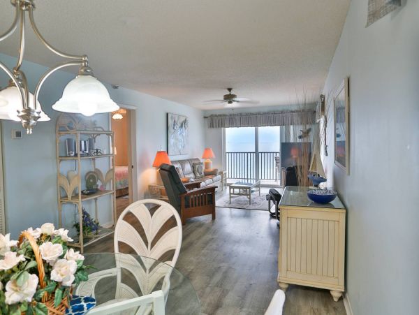 Wraparound corner Balcony with outstanding view in Madeira Beach