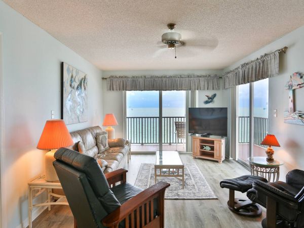 Wraparound corner Balcony with outstanding view in Madeira Beach