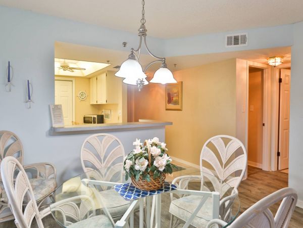 Wraparound corner Balcony with outstanding view in Madeira Beach