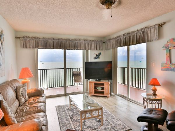Wraparound corner Balcony with outstanding view in Madeira Beach