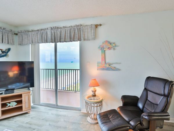Wraparound corner Balcony with outstanding view in Madeira Beach