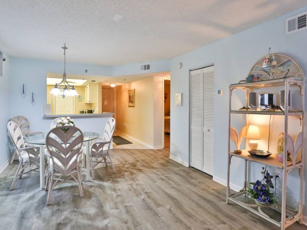 Wraparound corner Balcony with outstanding view in Madeira Beach