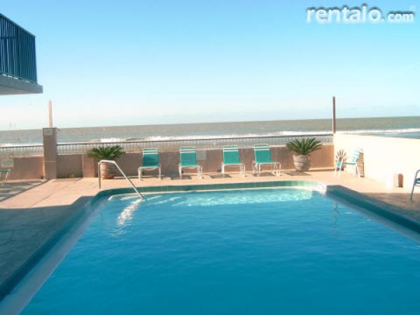 Wraparound corner Balcony with outstanding view in Madeira Beach