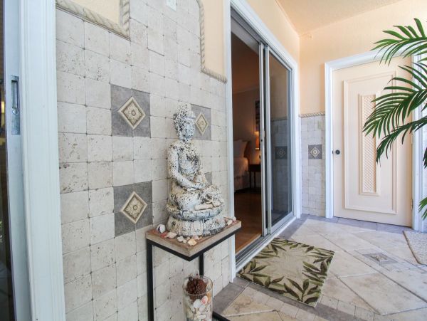 Lido Key Vacation Condo One Bedroom Walk to Beach