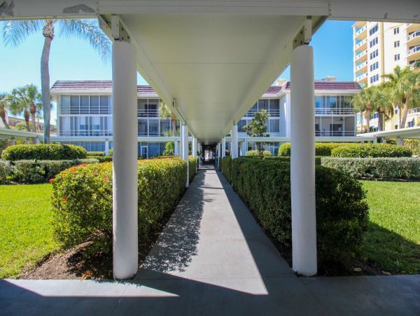 Lido Key Vacation Condo One Bedroom Walk to Beach