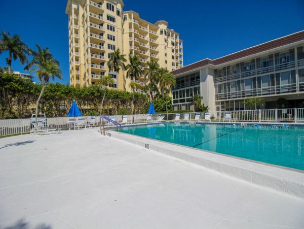 Lido Key Vacation Condo One Bedroom Walk to Beach