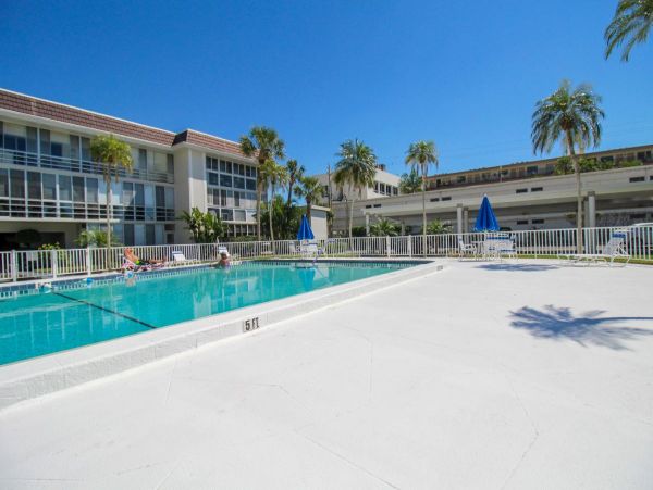 Lido Key Vacation Condo One Bedroom Walk to Beach