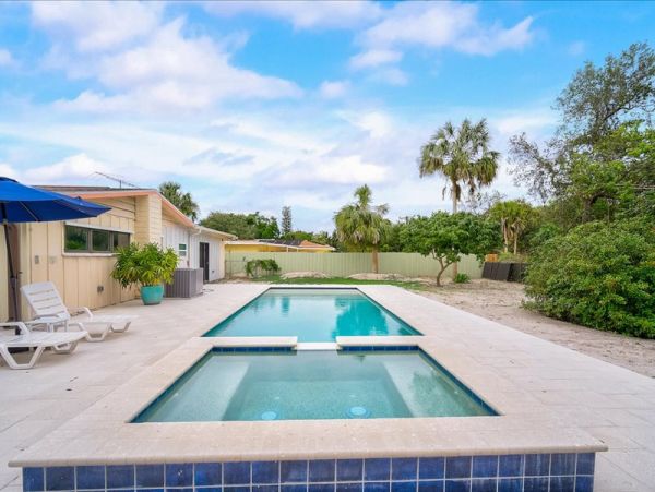 Charming One Bedroom Vacation Duplex in Siesta Key with Pool