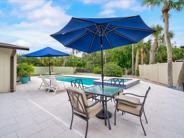 Charming One Bedroom Vacation Duplex in Siesta Key with Pool