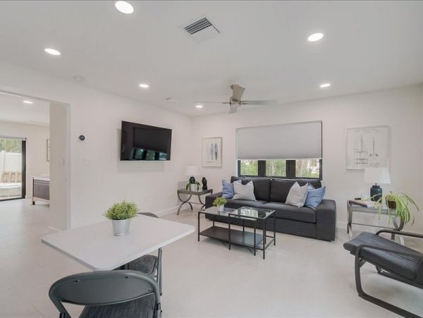 Charming One Bedroom Vacation Duplex in Siesta Key with Pool
