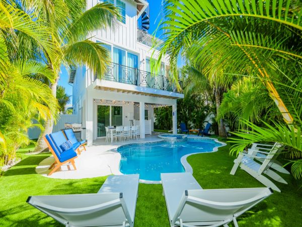 Anna Maria Vacation Pool Home Five Bedroom Walk to Beach