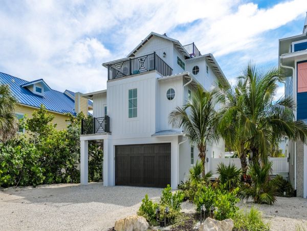 Anna Maria Vacation Pool Home Five Bedroom Walk to Beach