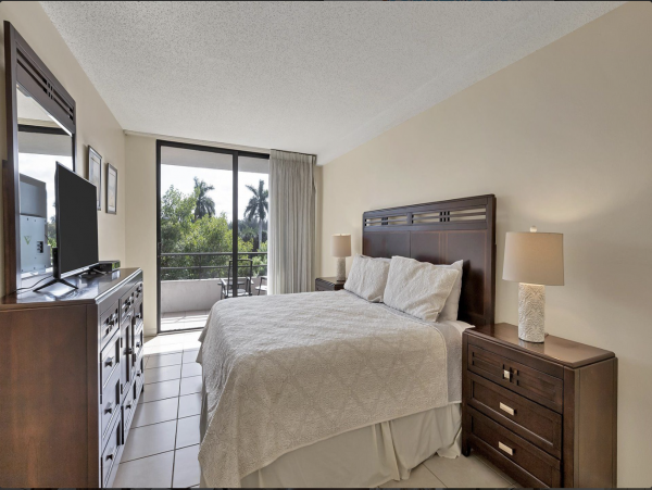 Charming Siesta Key Rental Stroll to Beach!