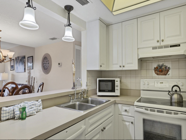 Charming Siesta Key Rental Stroll to Beach!