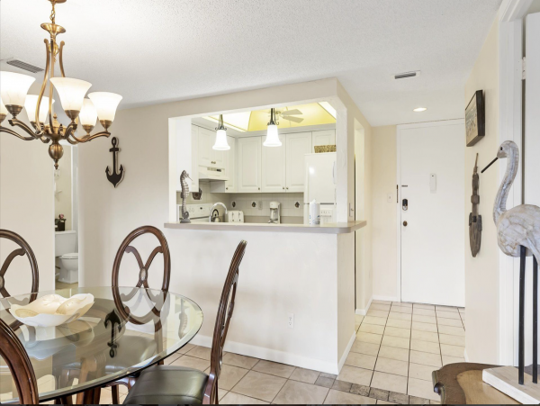 Charming Siesta Key Rental Stroll to Beach!