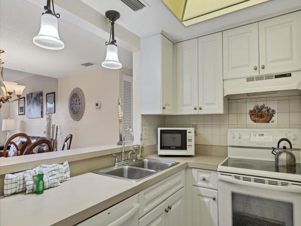 Charming Siesta Key Rental Stroll to Beach!