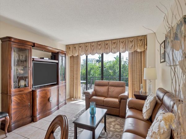 Charming Siesta Key Rental Stroll to Beach!