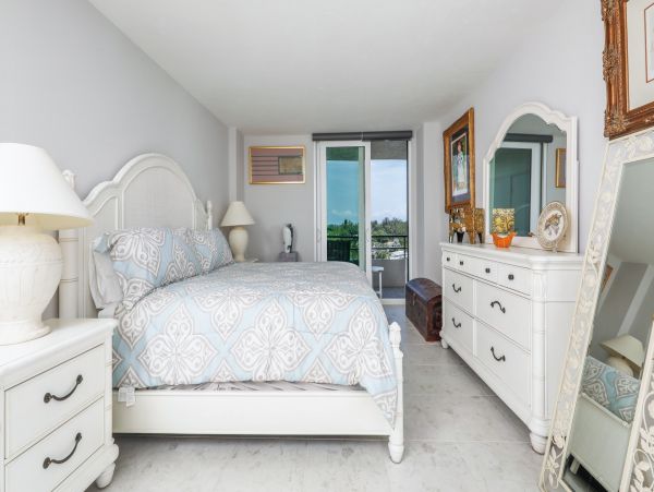 Siesta Key 2 Bedroom Condo Short Walk to Beach