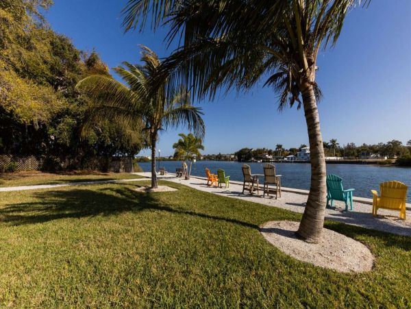 Siesta Key 2 Bedroom Condo Short Walk to Beach