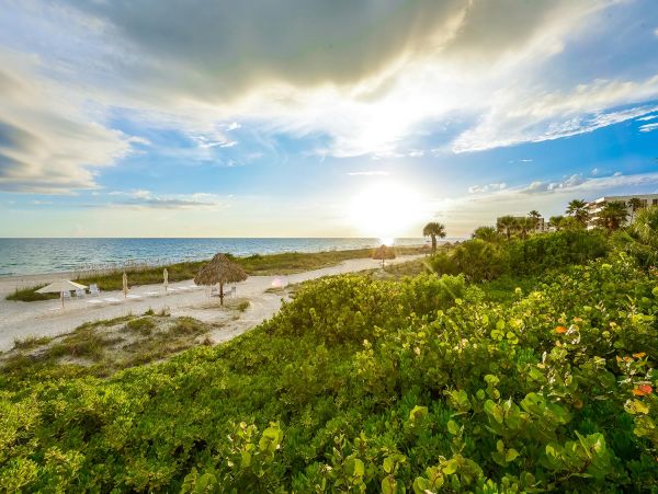 Siesta Key 2 Bedroom Condo Short Walk to Beach