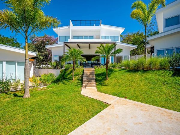 Tranquil Five Bedroom Townhome with Shared Pool & Spa in Playa Avellana