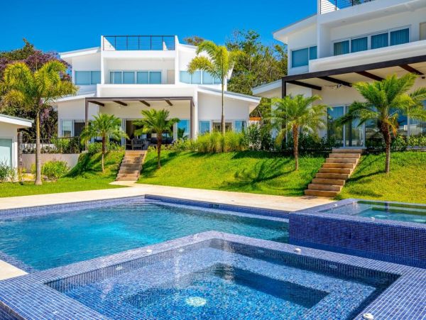 Tranquil Five Bedroom Townhome with Shared Pool & Spa in Playa Avellana