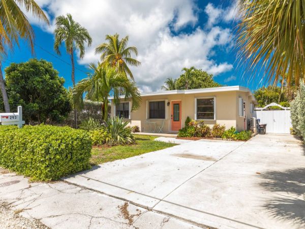 Charming 3 Bedroom Home with Private Pool