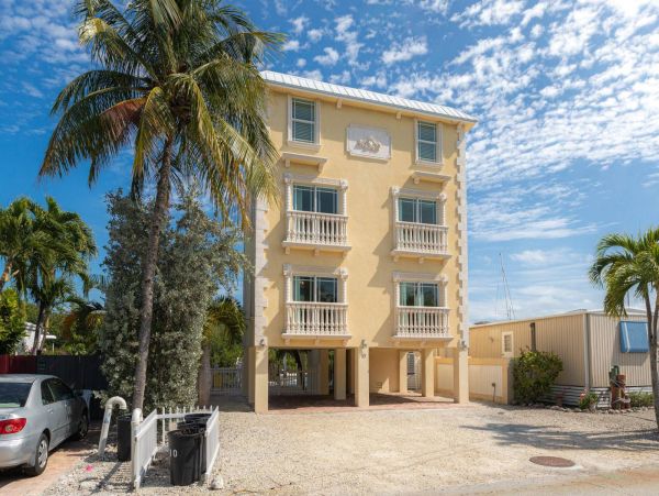 Beautiful Home with 4 Bedrooms & Private Pool