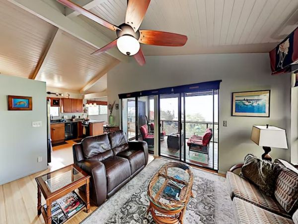 Four Bedroom Vacation Pool Home in Kailua-Kona Sleeps Nine