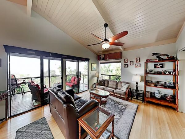 Four Bedroom Vacation Pool Home in Kailua-Kona Sleeps Nine