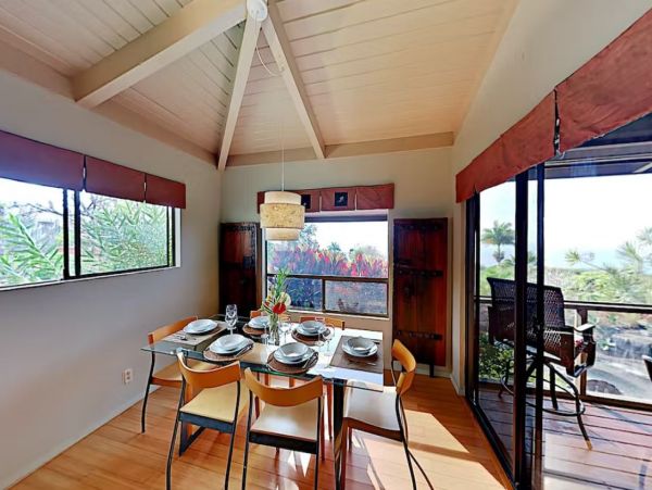 Four Bedroom Vacation Pool Home in Kailua-Kona Sleeps Nine