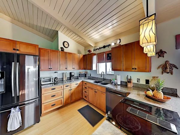 Four Bedroom Vacation Pool Home in Kailua-Kona Sleeps Nine