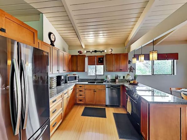 Four Bedroom Vacation Pool Home in Kailua-Kona Sleeps Nine