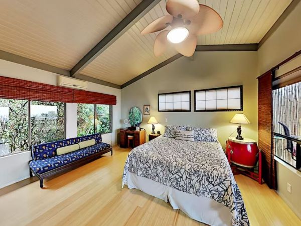 Four Bedroom Vacation Pool Home in Kailua-Kona Sleeps Nine