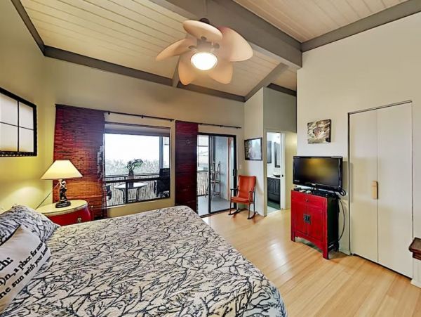 Four Bedroom Vacation Pool Home in Kailua-Kona Sleeps Nine