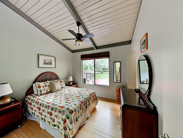 Four Bedroom Vacation Pool Home in Kailua-Kona Sleeps Nine